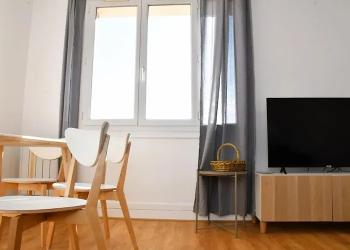 Vue Pyreneenne Elegante Avec 2 *