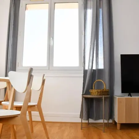 Vue Pyreneenne Elegante Avec 2 *